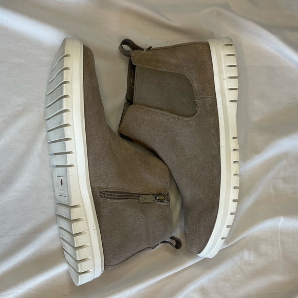 SOLD Blondo Boots Womens 11 M Ankle Chelsea Flat Tan Suede Side Zipper - Picture 1 of 11